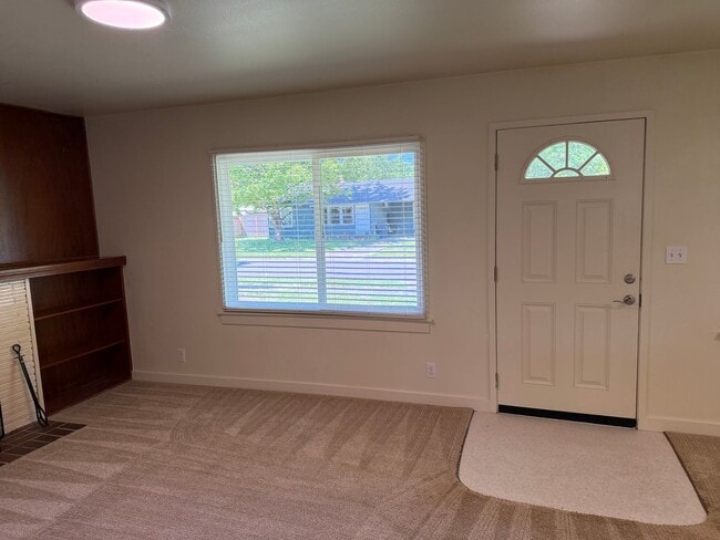Building Photo - Updated 2 bedroom 1 bathroom house in Eugene!