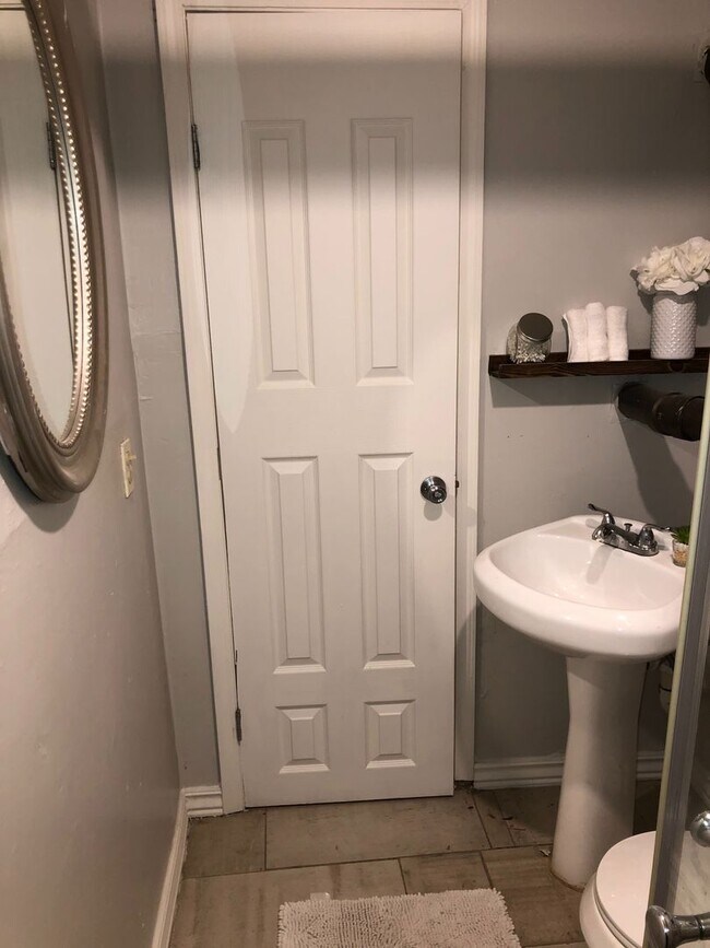 Foto del edificio - 1 bedroom with 1 bath with a single garage...