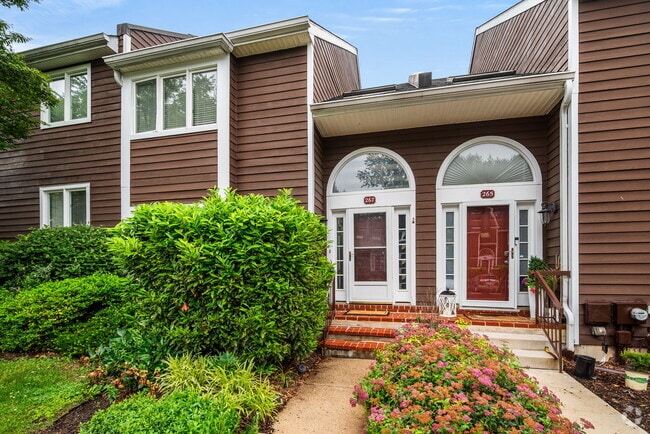 Building Photo - 267 Fox Run