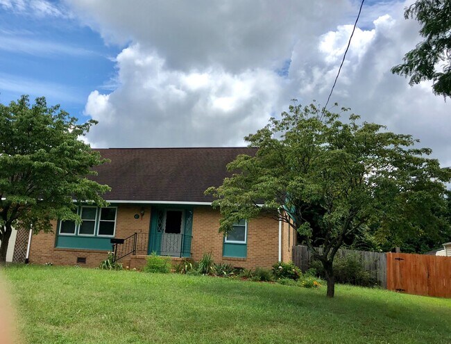 Building Photo - MAJOR PRICE DROP!!! 4 Bed ~10 Min from LAN...