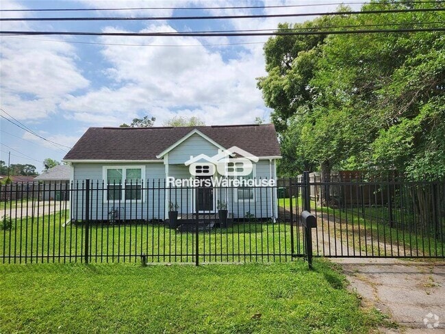 Building Photo - 1204 De Boll St
