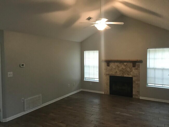 Building Photo - 820 Fairway Lakes Dr