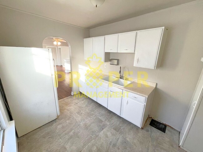 Foto del edificio - Spacious 3-Bedroom, 1-Bath Home with Garag...