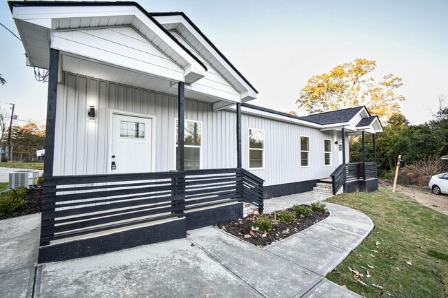 Building Photo - ~2122 Circular Drive