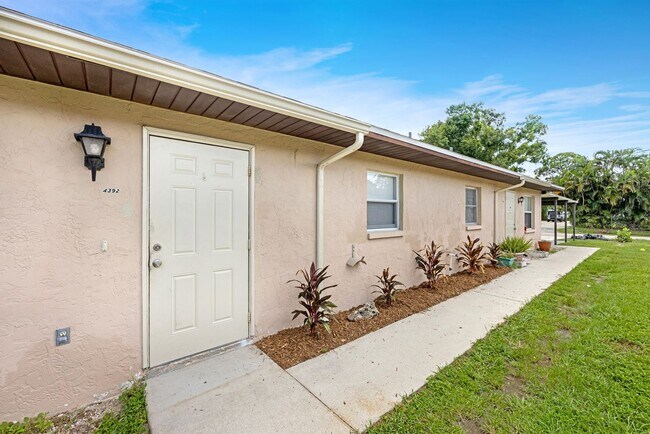 Building Photo - Two Bedroom Duplex in Bonita Springs