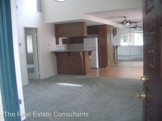 Building Photo - 329 N Melrose Dr