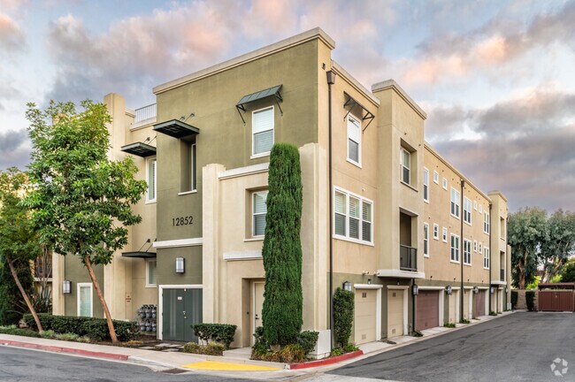 Building Photo - 12842 Palm St
