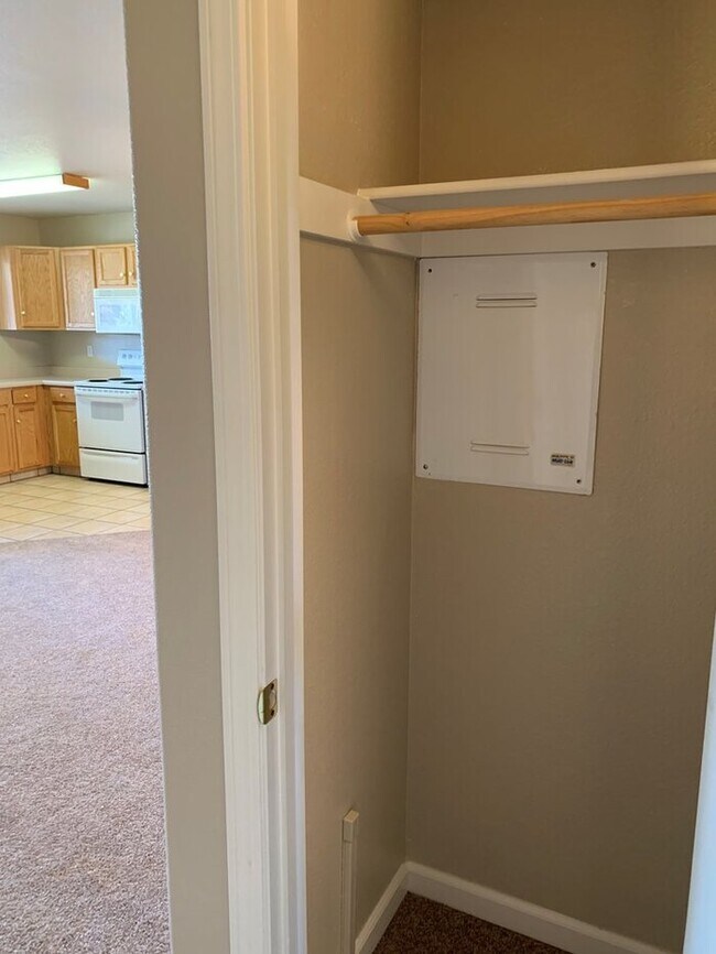 Building Photo - Spacious 1 bedroom Apt. at the Greentree c...