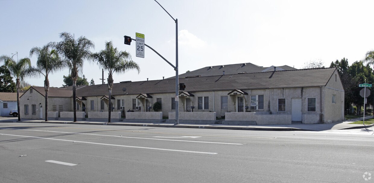 Primary Photo - 202-212 E Birch St
