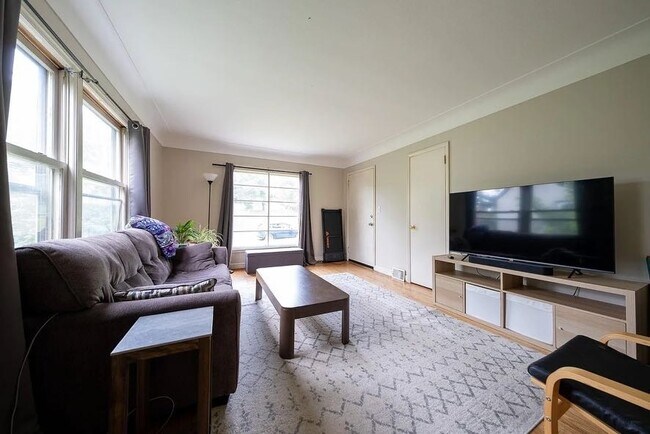 Foto del edificio - 5817 Blaisdell Ave