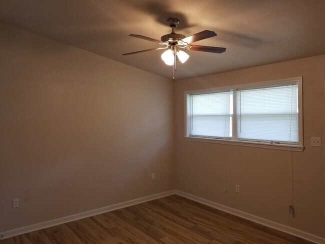 Foto del edificio - 4360 Burgess Dr
