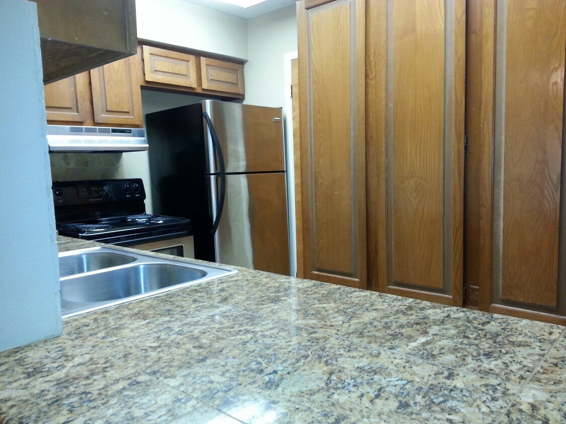 Foto del edificio - 2725 Santa Fe Unit E - 2/Bed 2.5/Bath - $1...