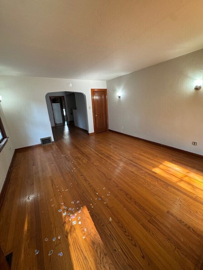 Building Photo - 3008 Hoagland Ave
