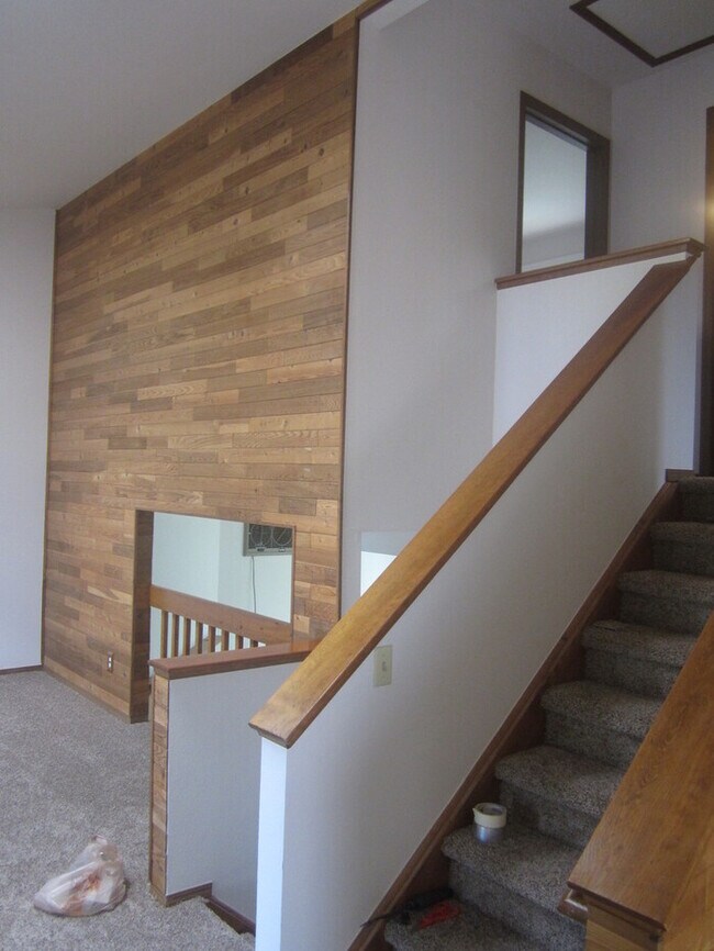 Foto del edificio - 3 Bedroom 2 Bath Tri Level Home with 2 Car...