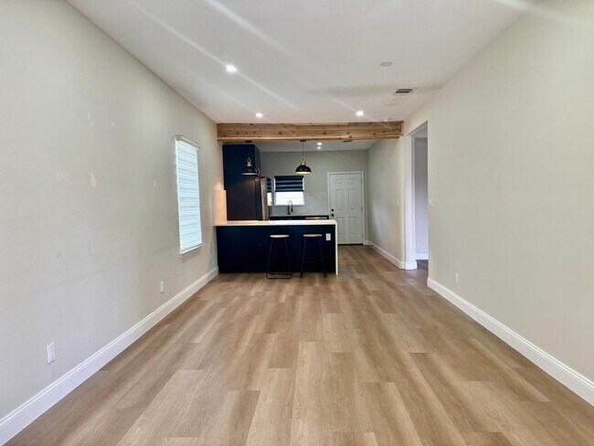 Building Photo - Modern Elegance for Rent in Prime San Anto...