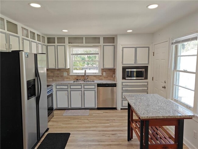 Building Photo - 810 Wesleyan Dr