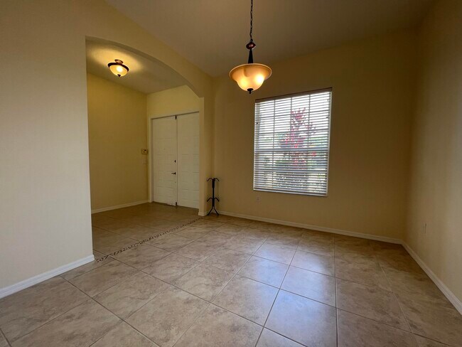 Building Photo - 417 SW Blue Spring Ct