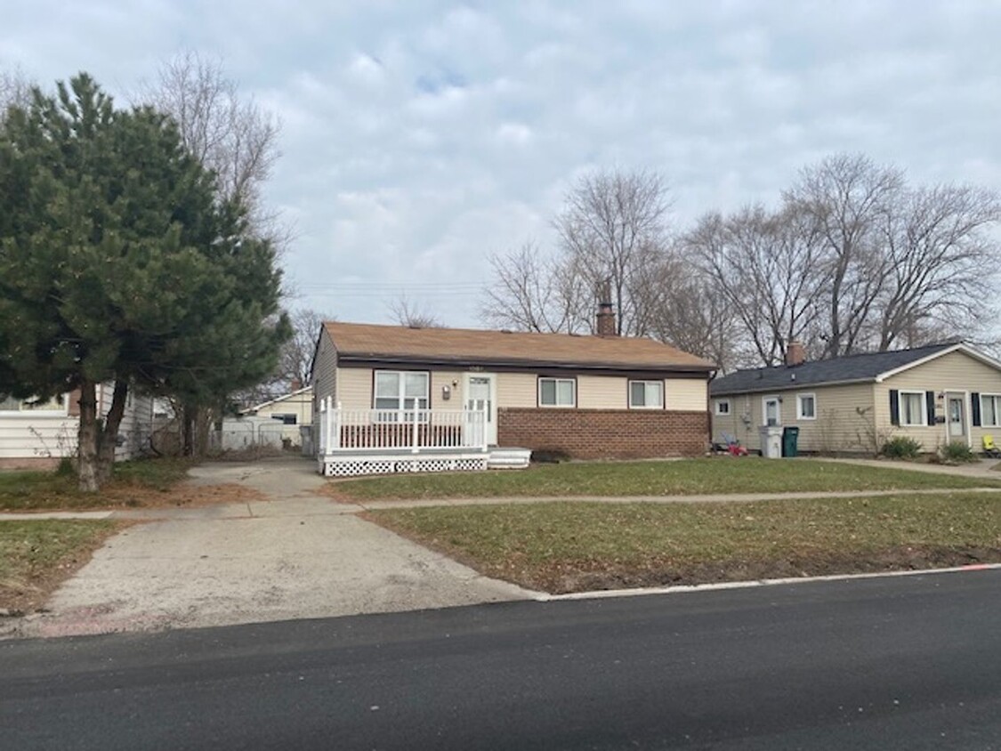 Primary Photo - ***3-BDR, 1.5-BATH Ranch fresh paint and w...