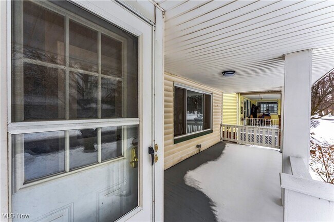 Foto del edificio - 10403 Russell Ave