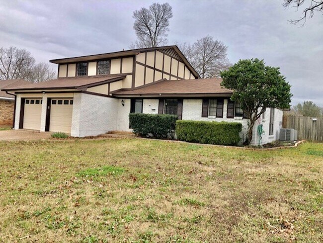 Foto del edificio - UPDATED IN TOWN SOUTH-LARGE 4/3 BRICK HOME-VERY NICE