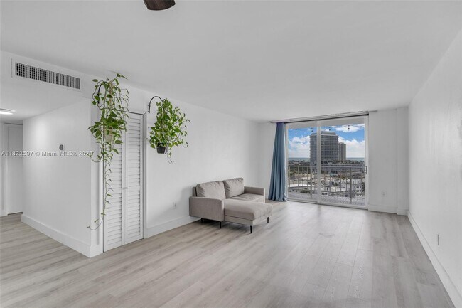 Foto del edificio - 6900 Bay Dr