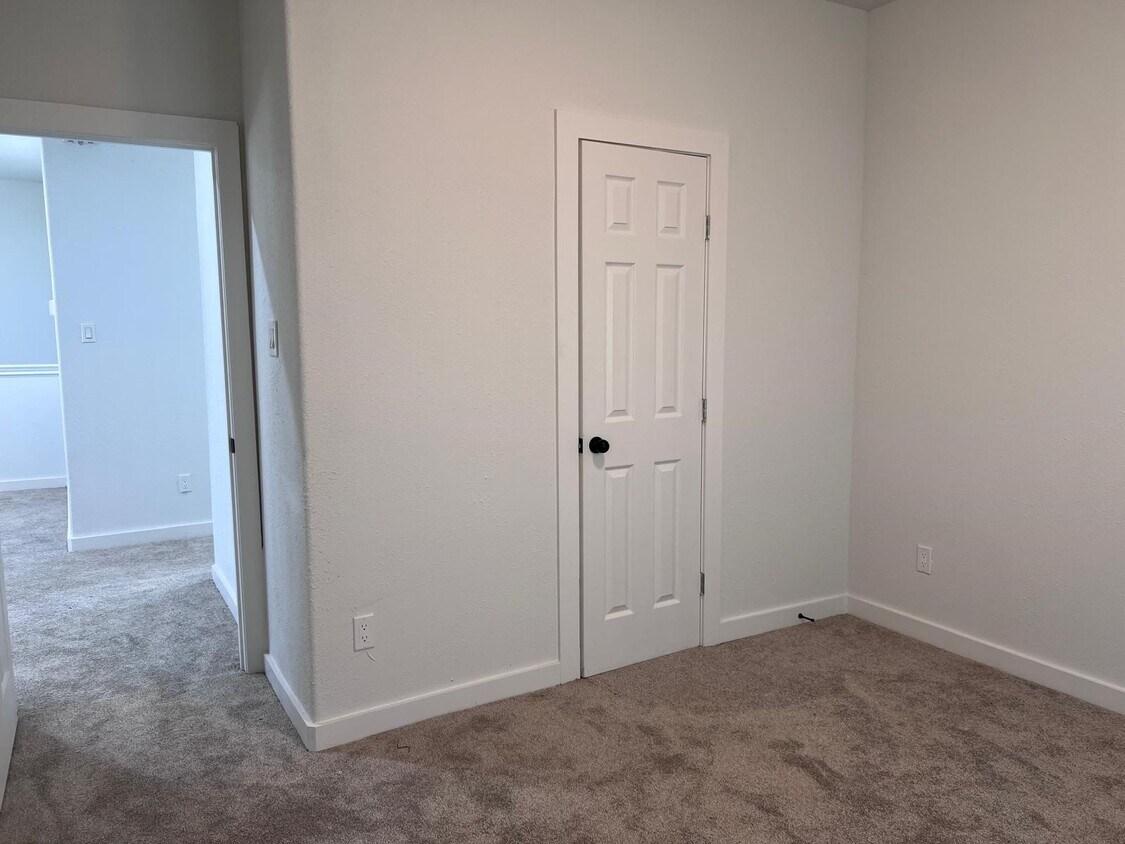 Building Photo - 9210 Martell St