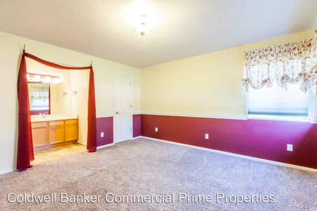 Building Photo - 1387 E Carolina Ave