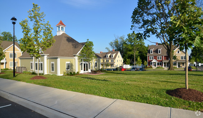 Building Photo - The Heights at Darien