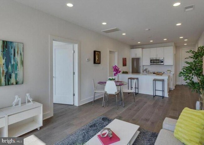 Foto del edificio - 1412 Chapin Street NW Unit 2