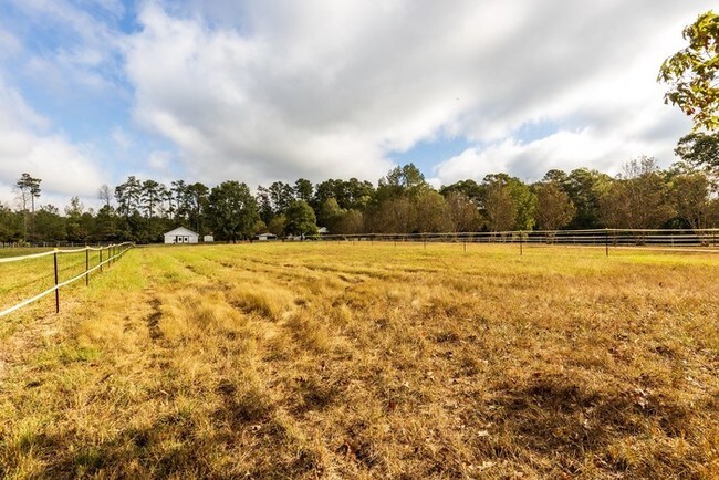Foto del edificio - Great House with Barn on 8 acres!!!