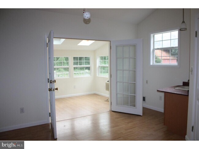 Foto del edificio - 430 State College Rd