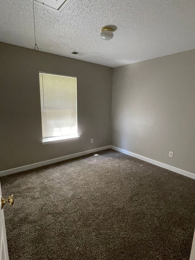 Building Photo - Must see this beautiful 3 bedroom 2.5 bath...