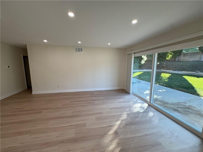 Foto del edificio - 23260 Forest Canyon Dr