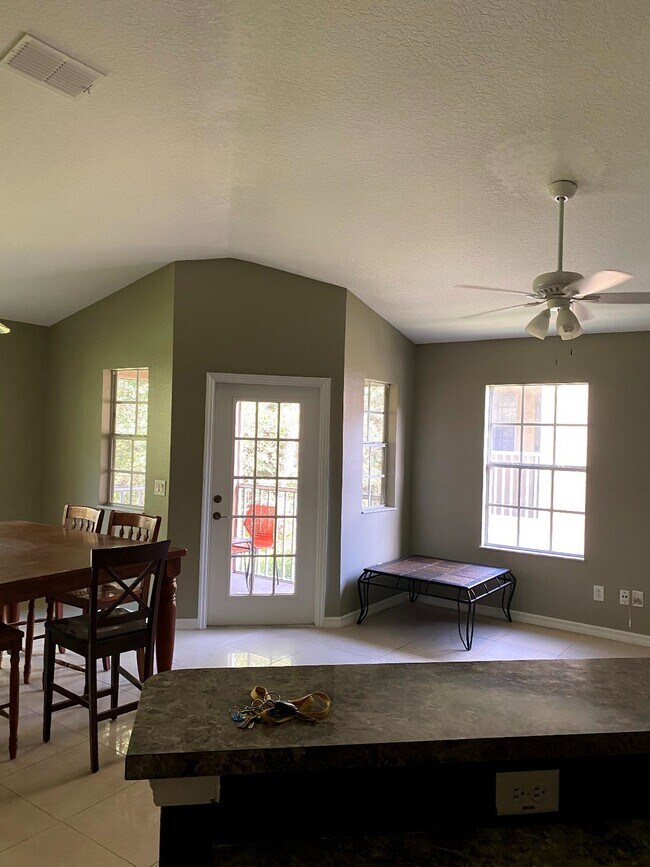 Sala de estar - 3687 Oakdale Cir