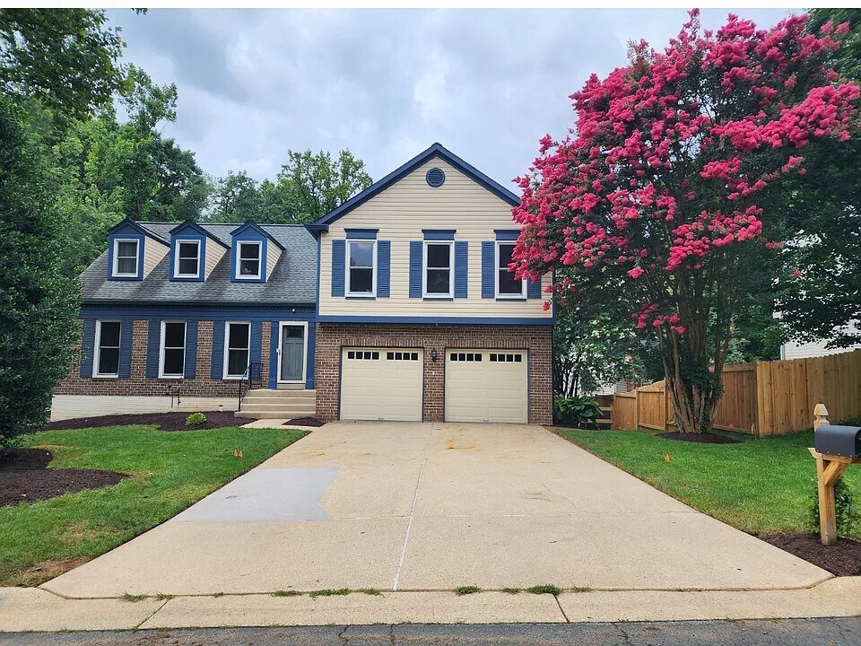 Foto principal - 721 Symphony Woods Dr