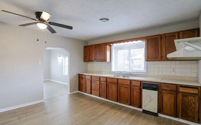 Building Photo - 824 W Elm St