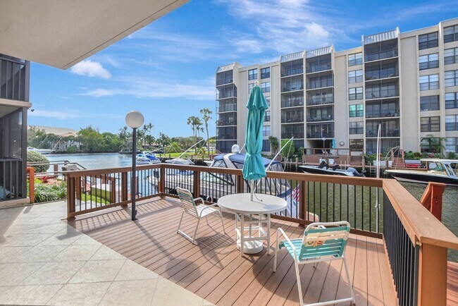 Building Photo - 8 Royal Palm Way