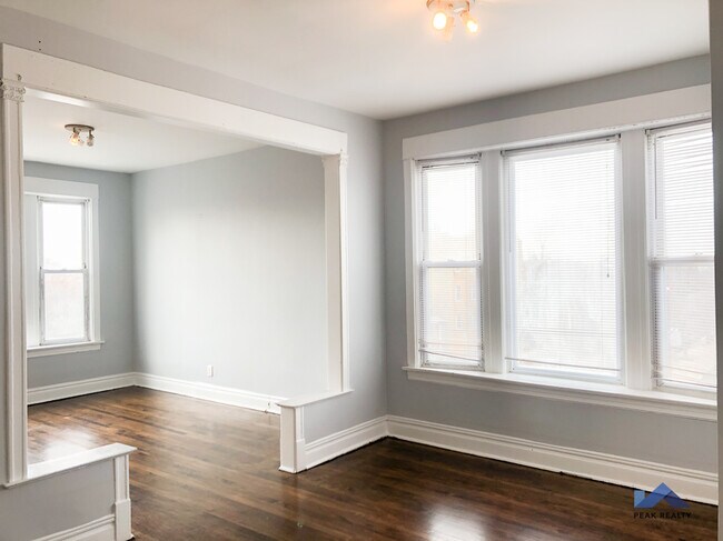 Building Photo - 2647 N Fairfield Ave