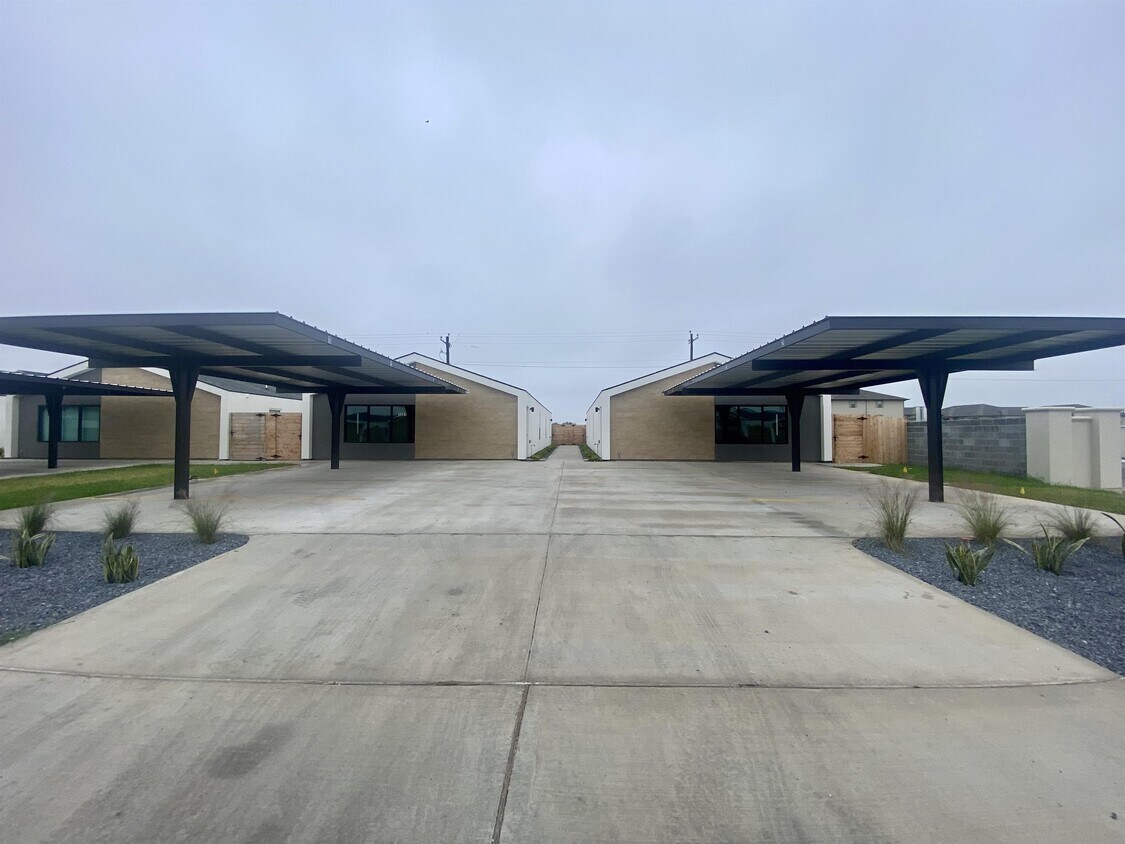 Building Photo - 1321 E Iris Ave