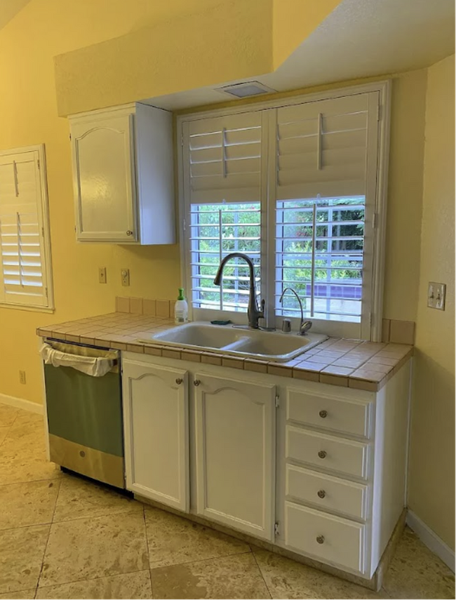 Building Photo - 649 Daffodil Dr