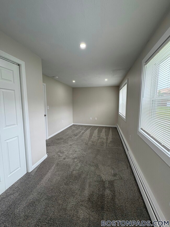 Building Photo - 15 Kenmar Dr