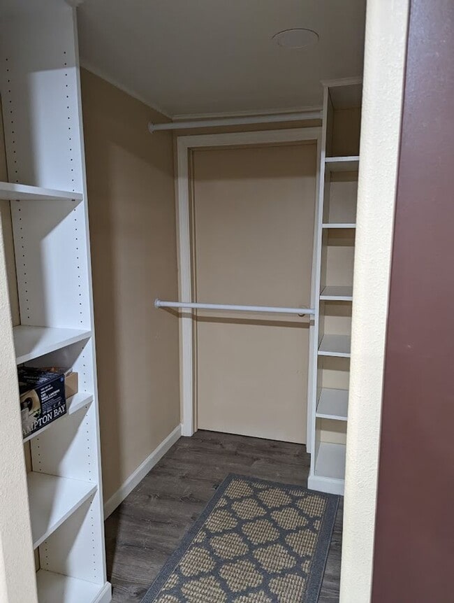 Building Photo - 3 bedroom 2 bath pet-friendly house with a...