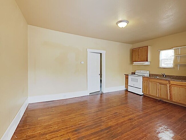 Building Photo - 1212 W MacLaren St