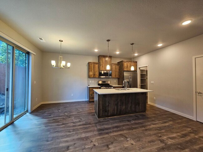 Foto del edificio - Newer Gorgeous 4 bedroom 2.5 bathroom 2 ca...