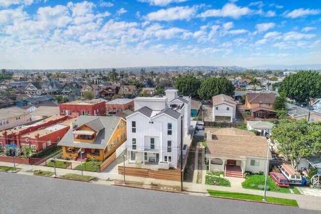 Building Photo - 4177 S Normandie Ave