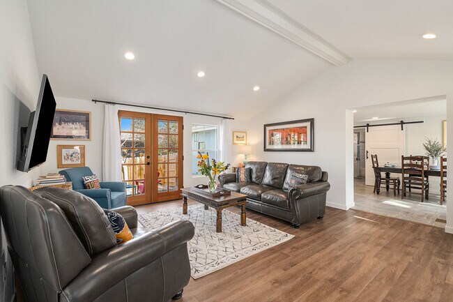 Las puertas francesas dan al patio trasero - 881 3rd St