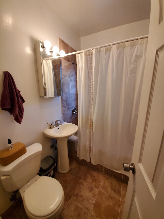 Foto del edificio - 6812 N Wayne Ave