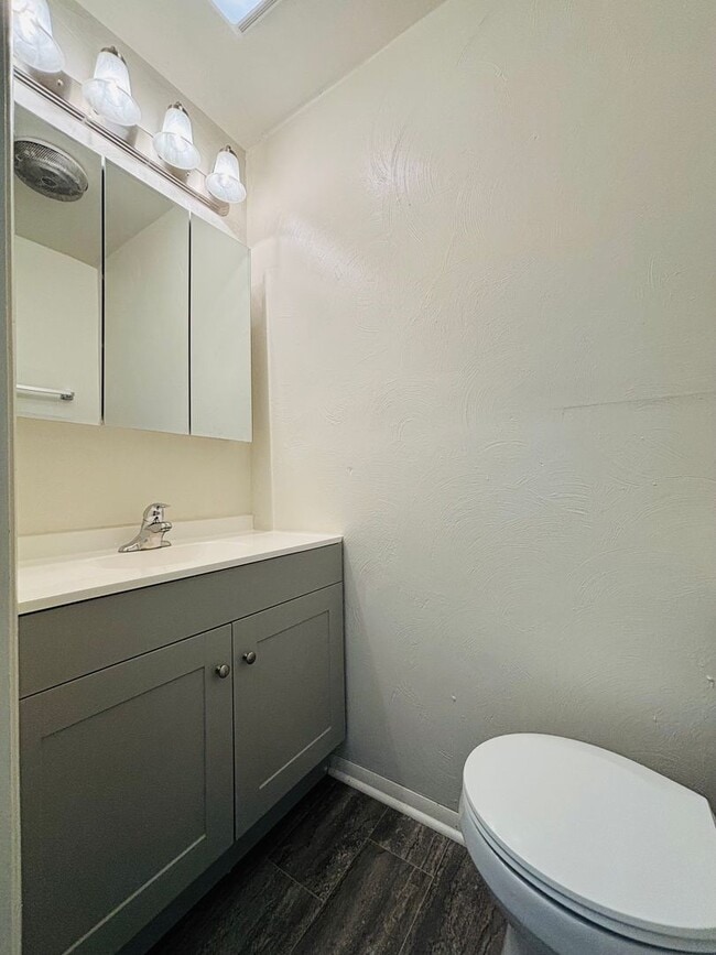 Building Photo - 2 Bedroom, 1.5 Bath Townhouse