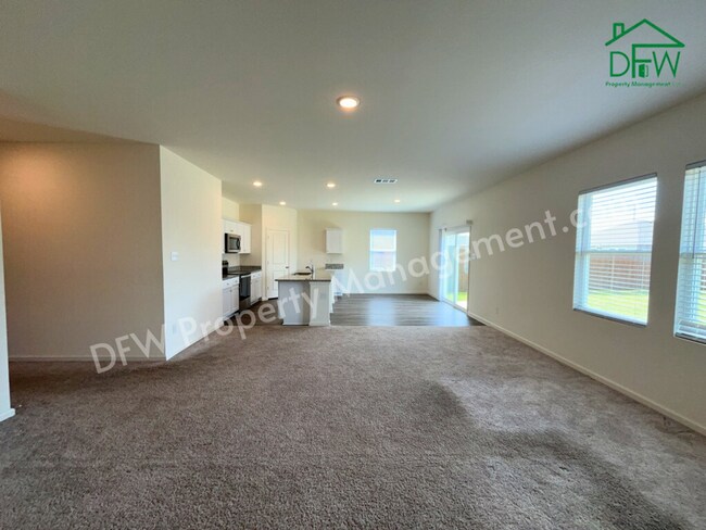 Foto del edificio - Spacious 5-Bedroom Home with Modern Upgrad...