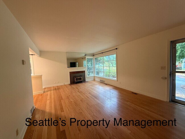 Foto del edificio - Deceptively Large Wedgewood Home!